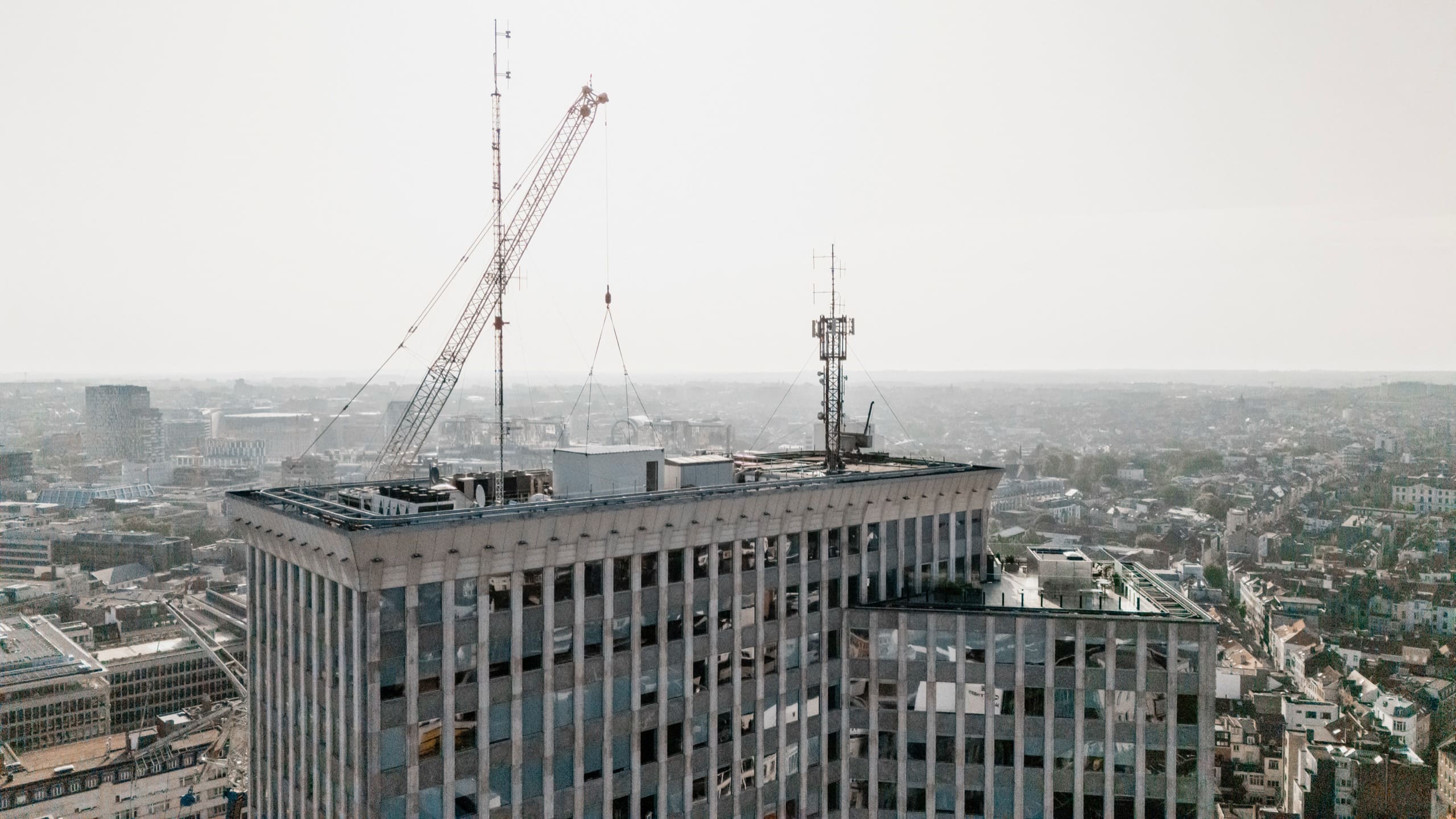 Le toit de la tour et la grue, avec la ville qui s’étend jusqu’à l’horizon.