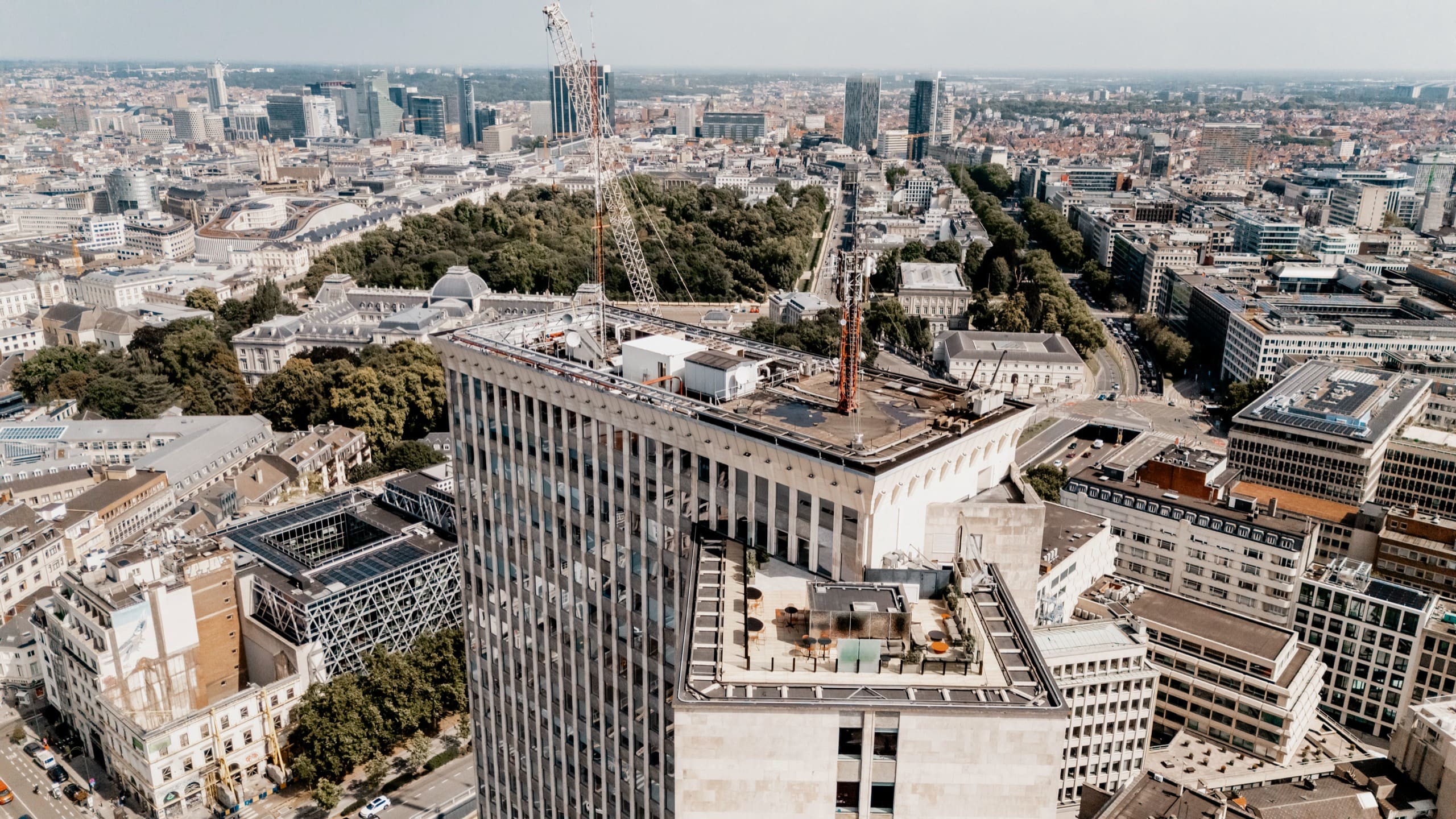 Vue plongeante sur la tour, un parc et les grands axes de Bruxelles autour.