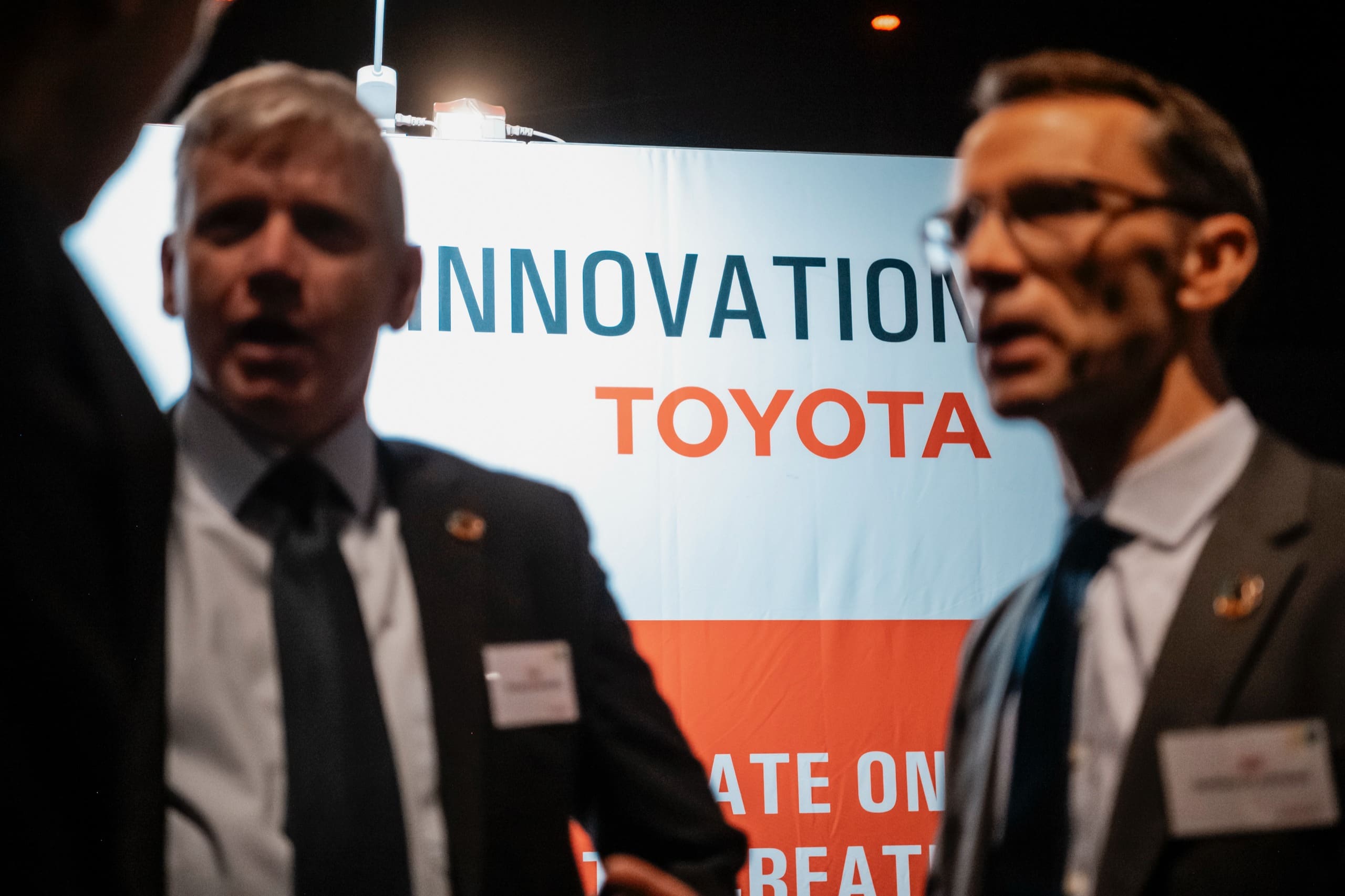 Deux invités en discussion devant une bannière sur l’innovation.
