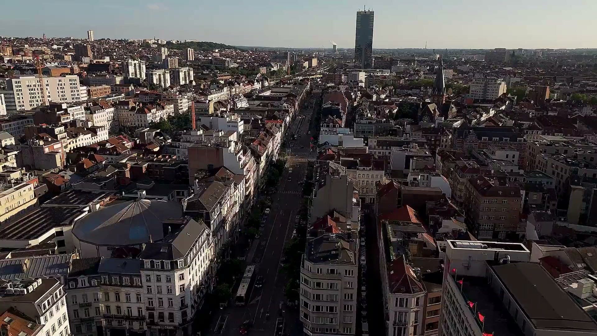 Vue aérienne du centre de Bruxelles au soleil couchant, ses toits et ses grandes avenues.