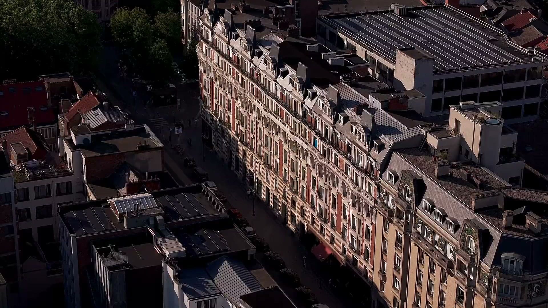 Vue de drone le long des façades d’une rue du centre de Bruxelles.