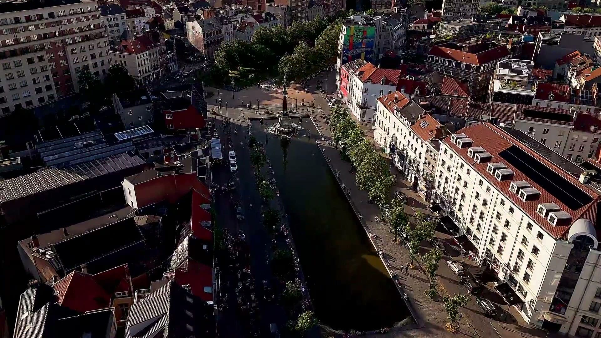 Vue aérienne d’une place arborée et de ses immeubles, au centre de Bruxelles.