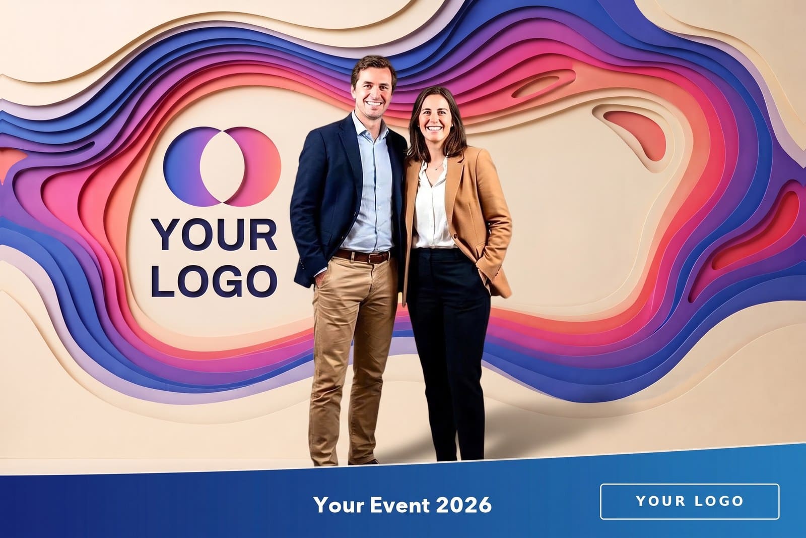 Le même portrait, devant des vagues de papier découpé en couches colorées, un logo d’exemple découpé à gauche.