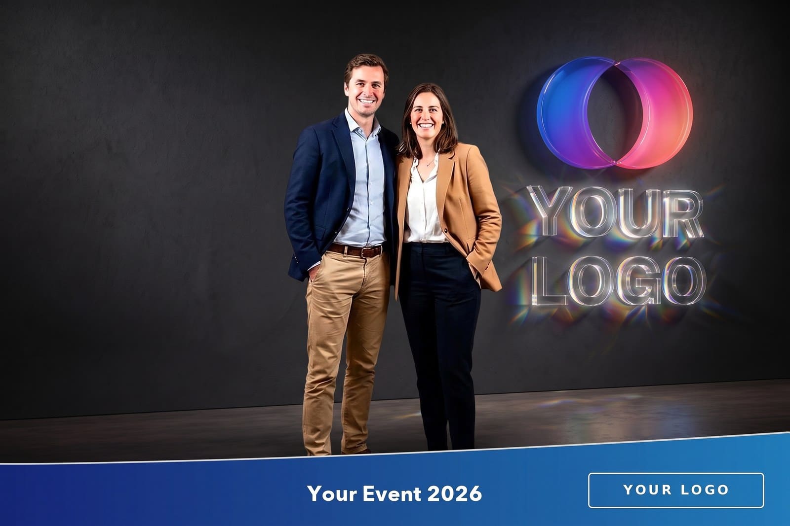 Le même portrait, devant un mur sombre et un logo d’exemple en verre rétroéclairé aux reflets de prisme.