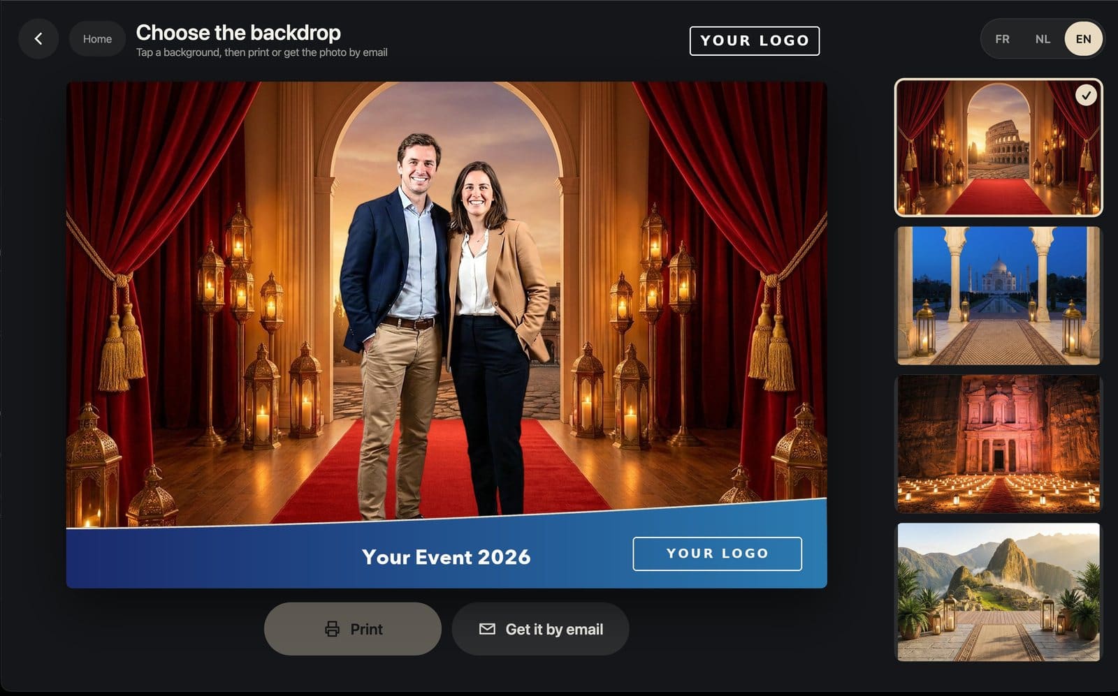 L’écran de l’application : le portrait au centre, quatre décors à choisir à droite, les boutons Imprimer et Recevoir par mail en dessous.