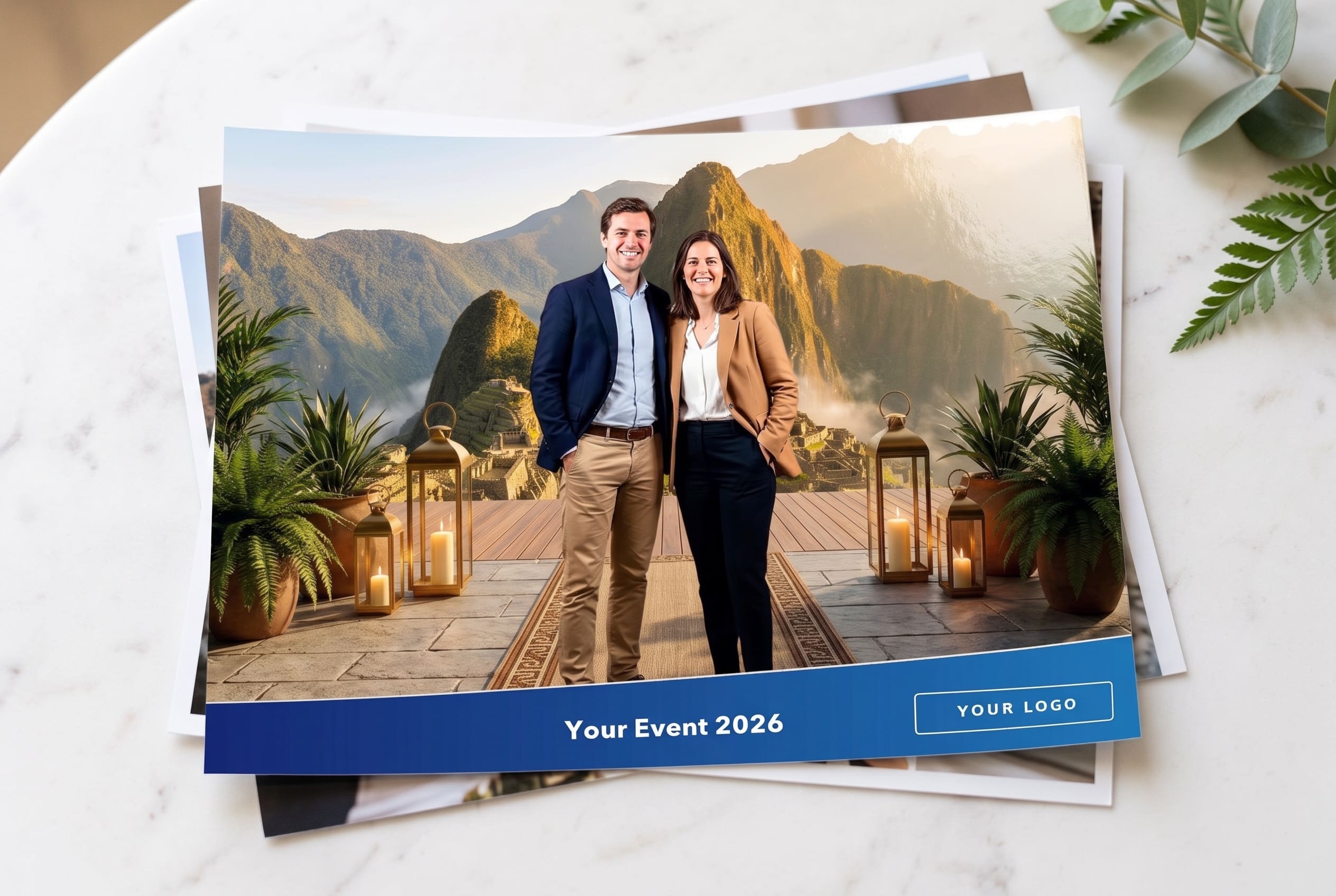 Une pile de tirages sur une table en marbre, le premier avec le décor Machu Picchu.